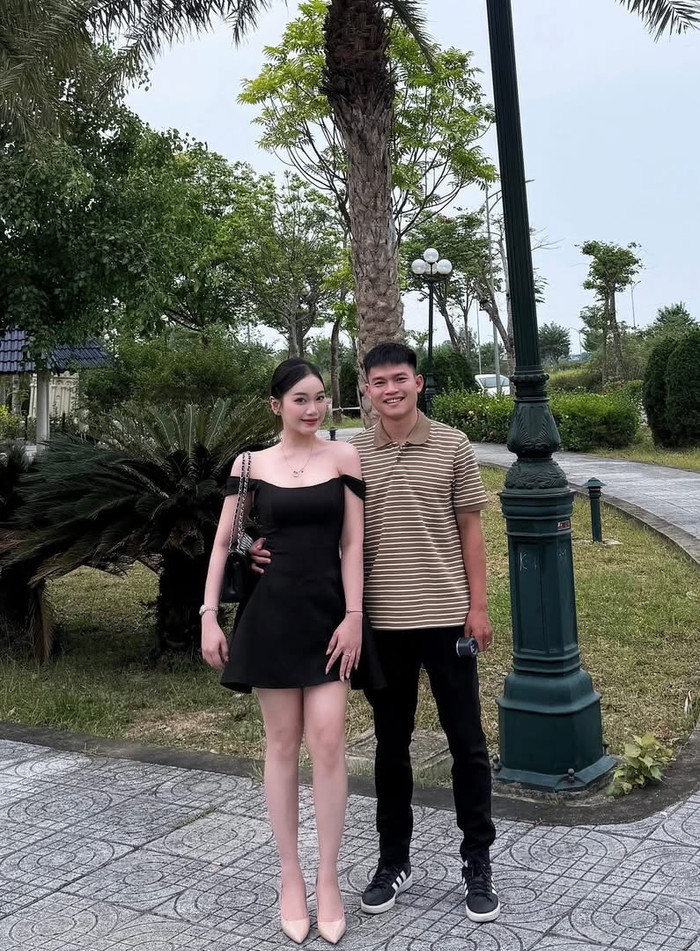 Một người vợ xinh đẹp, một mái ấm nhỏ hạnh phúc và một cậu con trai kháu khỉnh đang trở thành nguồn động lực để hậu vệ Hồ Văn Cường nhiều hơn mỗi ngày. Ảnh: FBNV