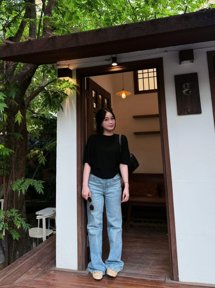 Nguyễn Linh, giáo viên Ngữ văn. Không hoạt động trong giới giải trí hay thể thao, Nguyễn Linh gây thiện cảm bởi sự nhẹ nhàng, giản dị và nền nã. Ảnh: FBNV