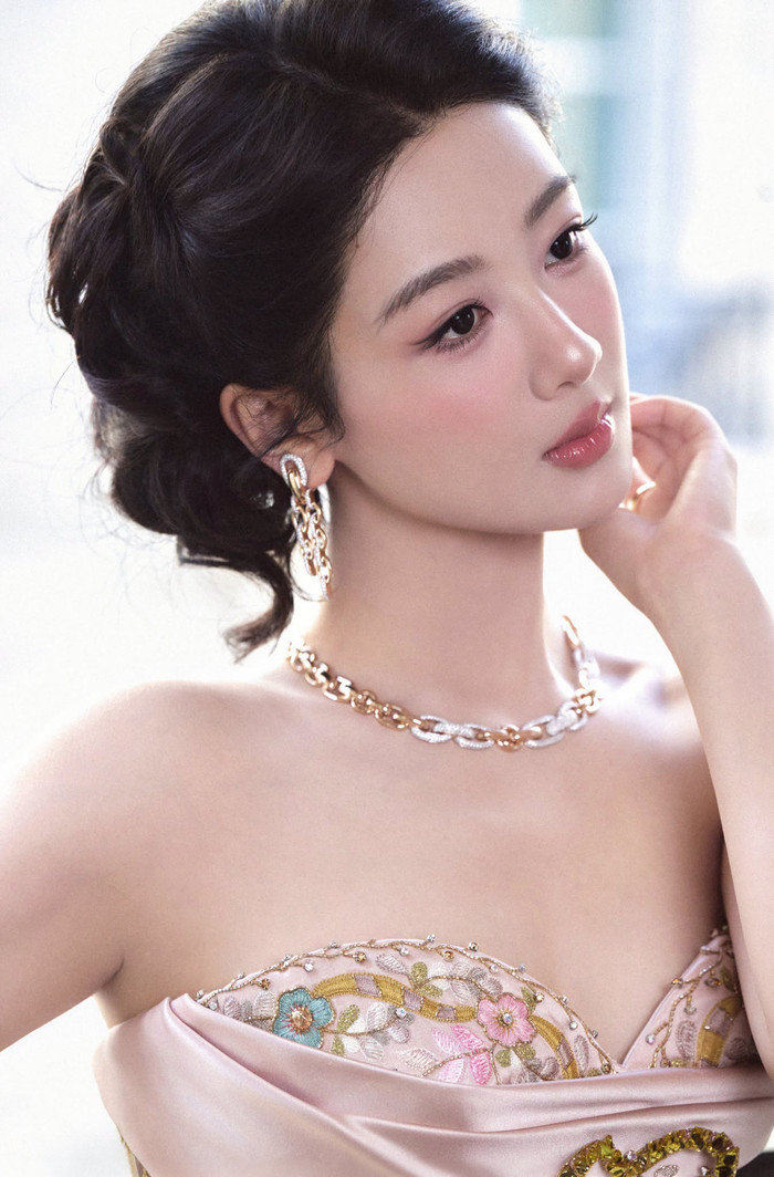 Dương Tử nhanh chóng trở thành tâm điểm chú ý khi lựa chọn một thiết kế haute couture.