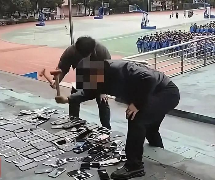 Trường học công khai đập nát hàng trăm chiếc điện thoại của học sinh, lý do gây tranh cãi Ảnh 1