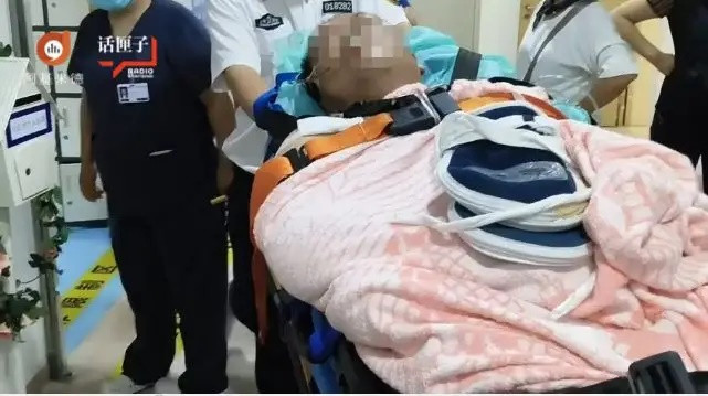 Người đàn ông 44 tuổi hôn mê, mẹ ruột bất lực vì không thể dùng tiền của con để cứu mạng Ảnh 2