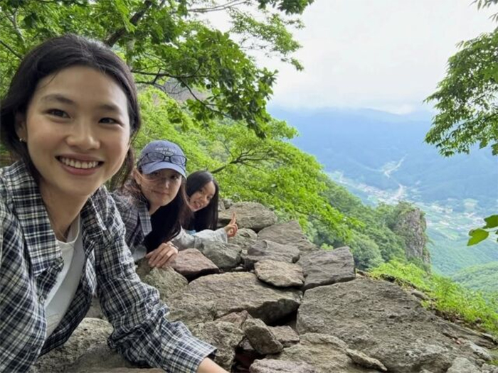 Loạt ảnh du lịch của Hyeri cùng Jisoo (BLACKPINK) và Jung Ho Yeon.