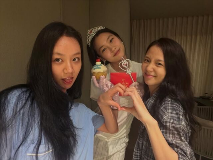 Hyeri khoe ảnh du lịch cùng Jisoo và Jung Ho Yeon, mặt mộc vẫn khiến fan xuýt xoa Ảnh 1