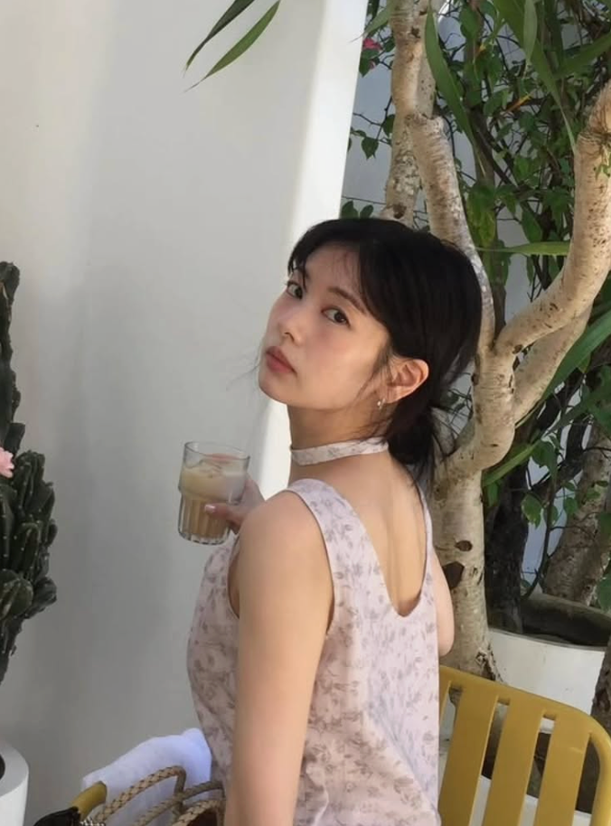 Nữ diễn viên Jung So Min chia sẻ loạt ảnh mới diện váy maxi họa tiết nhẹ nhàng.