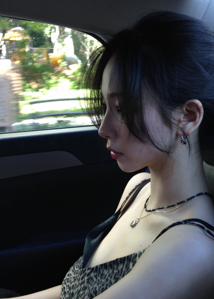 Karina khoe góc nghiêng thần thánh trong loạt ảnh mới đây.