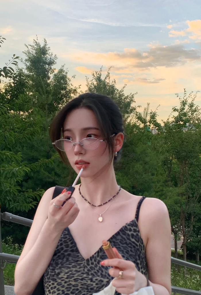 Bên cạnh nhan sắc nổi bật, vóc dáng cân đối với những đường cong quyến rũ của Karina cũng nhanh chóng thu hút sự chú ý.&nbsp;