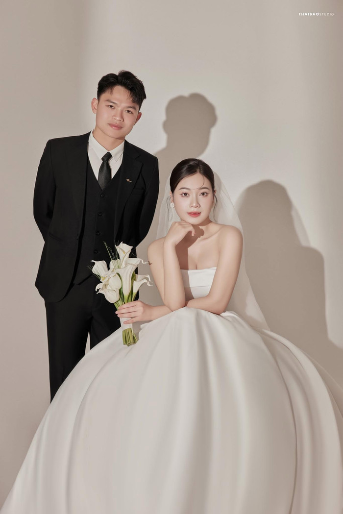 Hậu vệ sinh năm 2003 cưới vợ vào năm ngoái và gây bất ngờ lớn cho người hâm mộ. Ảnh: FBNV