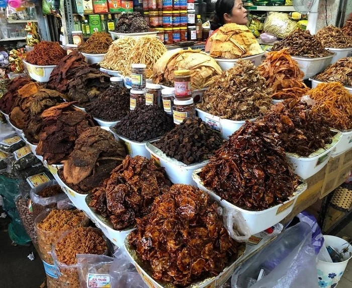 Theo chân Tiểu Vy đến Đà Nẵng, khám phá khu chợ càng đi càng khó về tay không Ảnh 6