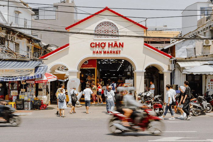 Theo chân Tiểu Vy đến Đà Nẵng, khám phá khu chợ càng đi càng khó về tay không Ảnh 2