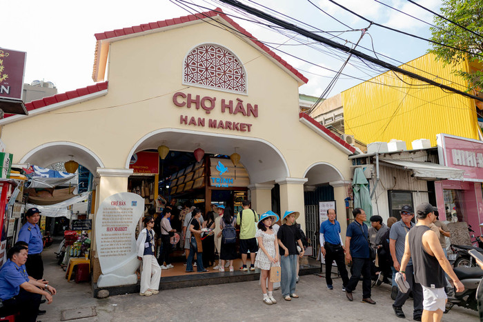 Theo chân Tiểu Vy đến Đà Nẵng, khám phá khu chợ càng đi càng khó về tay không Ảnh 4