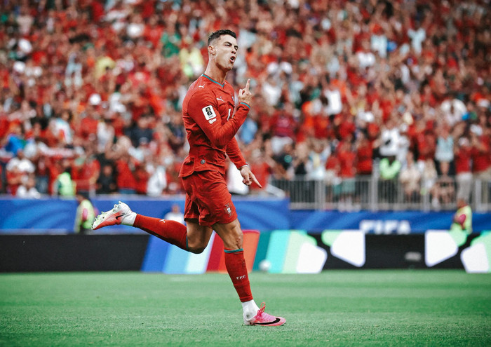 Cristiano Ronaldo vừa nhận được một thông tin tích cực trong cuộc đua Chiếc giày vàng World Cup 2026 khi Messi sẽ không đá chính ở trận cuối vòng bảng giữa Argentina và Jordan. Ảnh: FIFA