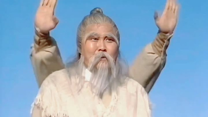 Trong quãng thời gian bị giam trên đảo Đào Hoa, vì quá buồn chán, Chu Bá Thông nghĩ ra cách để tay trái và tay phải tự 'đánh nhau' nhằm giải khuây (Ảnh: Sohu).