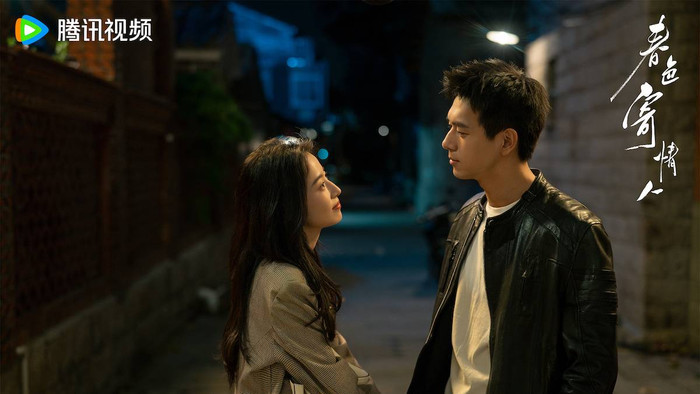 Sắc Xuân Gửi Người Tình khai thác câu chuyện chữa lành giữa hai con người mang nhiều tổn thương, lấy bối cảnh thị trấn Nam Bình yên bình khi Trần Mạch Đông - người đàn ông từng có tuổi trẻ nổi loạn, hiện làm nghề trang điểm tử thi tình cờ gặp lại Trang Khiết - cô gái bị khuyết tật sau tai nạn nhưng luôn nỗ lực sống độc lập ở thành phố lớn; từ cuộc gặp gỡ ấy, cả hai dần mở lòng, cùng nhau đối diện quá khứ, chữa lành vết thương tinh thần và tìm lại ý nghĩa của cuộc sống.