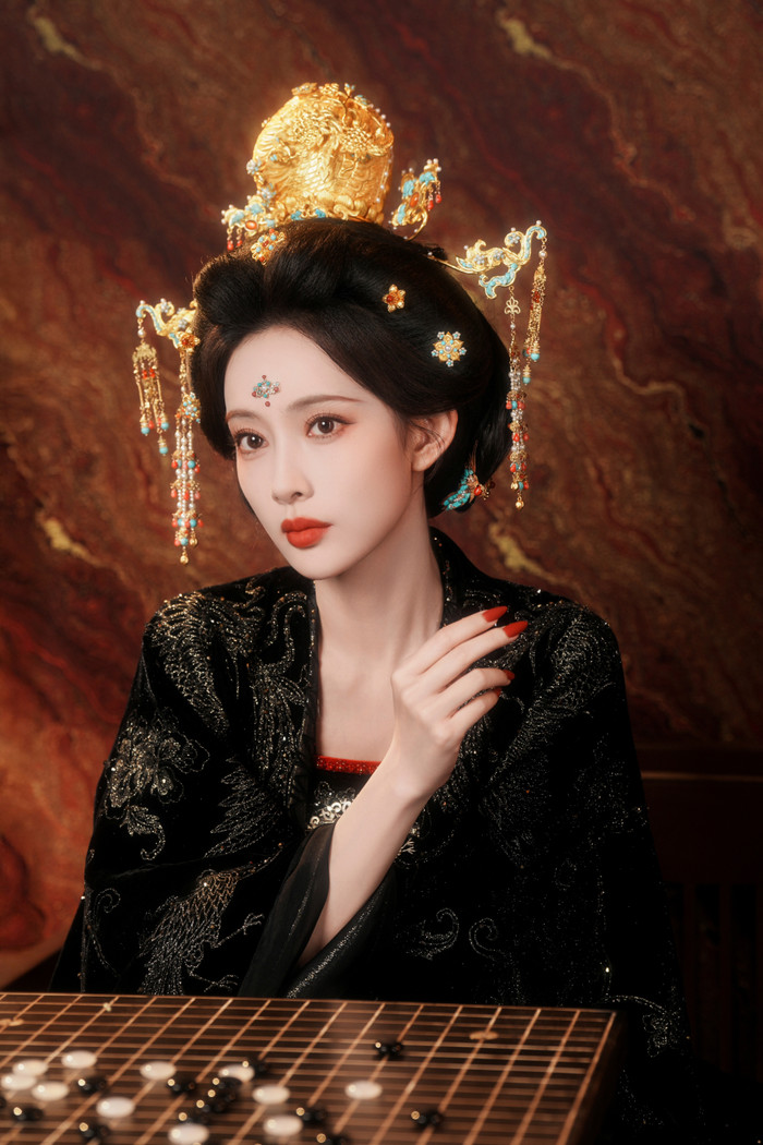 Mộ Vãn Dao là công chúa triều Đường, mang thân phận cao quý nhưng cuộc đời lại nhiều biến động. Đây là mẫu nhân vật nữ cường điển hình: biết tính toán trong triều chính nhưng vẫn giữ nét mềm yếu và tổn thương riêng. Từ một chuyến đi cầu phúc tưởng chừng đơn giản, nàng bước vào vòng xoáy quyền lực và tình cảm với Ngôn Thượng, dần trở thành một phần quan trọng trong thế cục triều đình. Nhân vật do Mạnh Tử Nghĩa thể hiện trong phim Thượng Công Chúa.