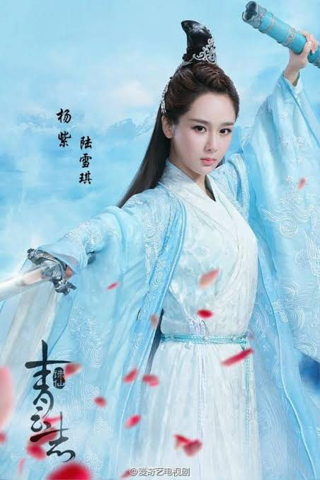Lục Tuyết Kỳ là đệ tử xuất sắc của Tiểu Trúc Phong thuộc Thanh Vân Môn, nổi bật với khí chất băng thanh ngọc khiết, luôn xuất hiện trong bạch y và sở hữu thanh kiếm Thiên Gia uy lực. Dù mang vẻ ngoài lạnh lùng, ít nói, nhân vật này lại có nội tâm kiên định và tình cảm sâu sắc, đặc biệt trong những lựa chọn giữa chính - tà và tình yêu - đạo nghĩa. Trong phim Thanh Vân Chí, hành trình của nàng gắn liền với biến cố của Trương Tiểu Phàm - Quỷ Lệ, do Lý Dịch Phong thủ vai cùng mối quan hệ nhiều day dứt với Bích Dao.