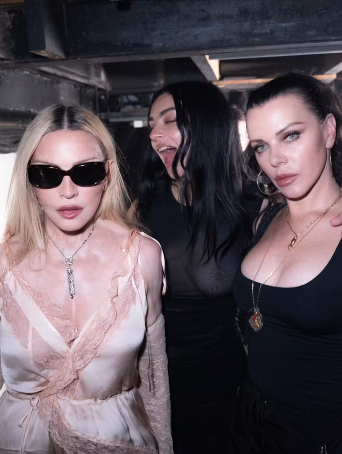 Charli XCX tiết lộ mối quan hệ với Madonna: 'Ở cạnh bà ấy là nguồn cảm hứng lớn' Ảnh 5