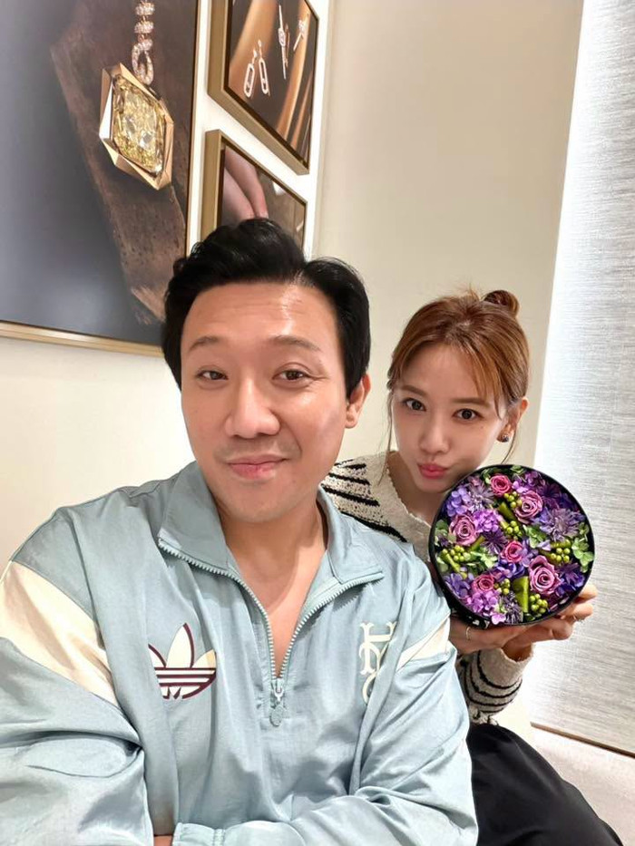 Hari Won đồng hành với Trấn Thành trong quá trình nam nghệ sĩ qua Hàn Quốc làm việc.