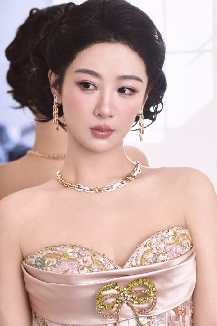 Dương Tử xuất hiện nổi bật tại lễ trao giải Bạch Ngọc Lan lần thứ 31. Ảnh: Weibo