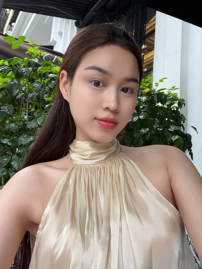 Hoa hậu Đỗ Thị Hà khoe ảnh selfie, gây ấn tượng với nhan sắc cuốn hút.