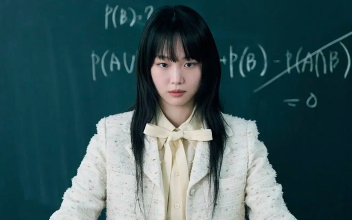 Tạo hình của &nbsp;Jin Ki Joo trong Bài Học Đáng Đời. Ảnh: Netflix