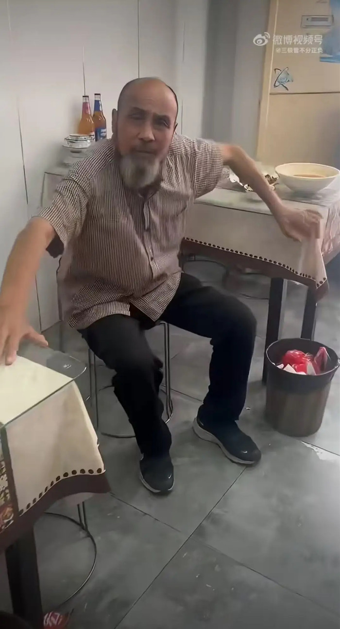 Cụ ông vào quán gọi món, ăn xong chỉ nói đúng một câu khiến chủ quán bất lực Ảnh 5
