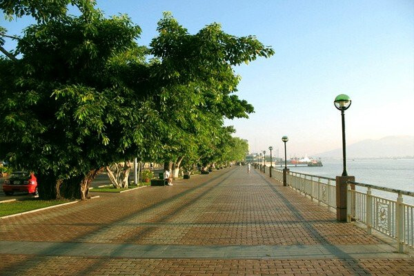 Bờ Tây sông Hàn.