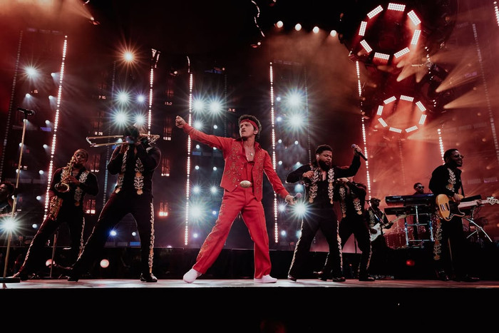 Bruno Mars tạo 'cơn địa chấn' tại Berlin (Đức) giữa thời điểm nắng nóng kỷ lục Ảnh 2