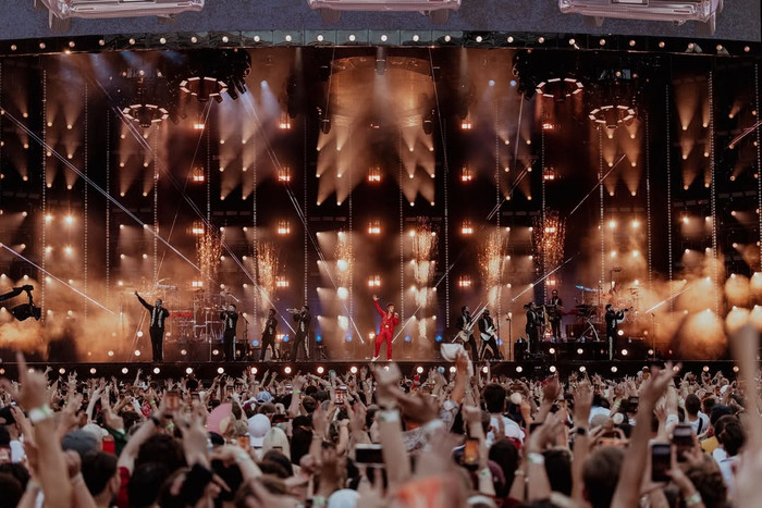 Bruno Mars tạo 'cơn địa chấn' tại Berlin (Đức) giữa thời điểm nắng nóng kỷ lục Ảnh 5