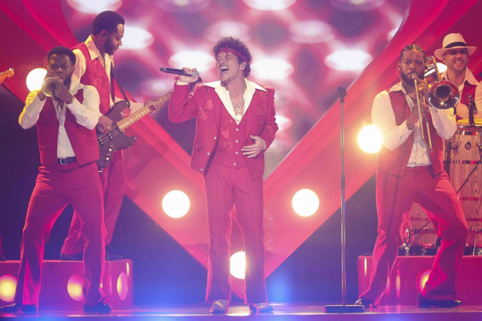 Bruno Mars tạo 'cơn địa chấn' tại Berlin (Đức) giữa thời điểm nắng nóng kỷ lục Ảnh 4