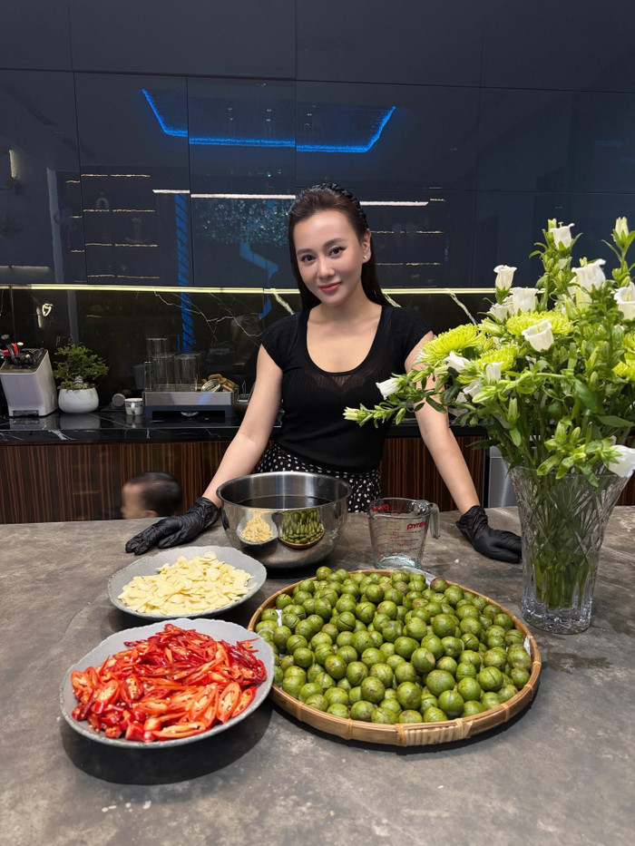 Phương Oanh trở lại với căn bếp sau thời gian kín tiếng trên mạng xã hội.
