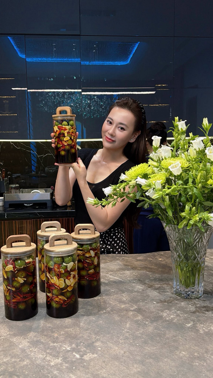 Nữ diễn viên gây ấn tượng với thần thái tươi tắn, rạng rỡ.
