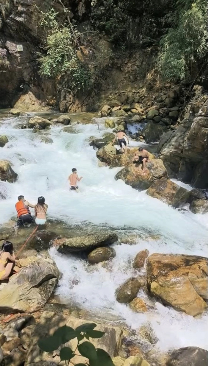 Đi tắm suối, người phụ nữ gặp sự việc gây bàng hoàng Ảnh 1