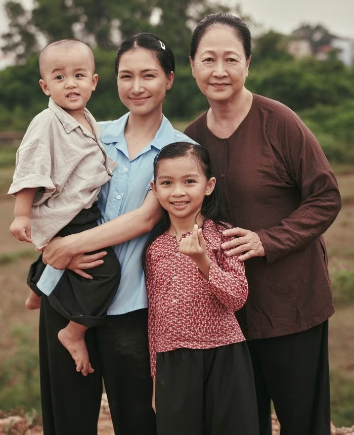 Nhiều khán giả nhận định, ca khúc Nỗi đau giữa hòa bình do Hòa Minzy thể hiện đóng góp không nhỏ trong việc kéo khán giả đến rạp phim.