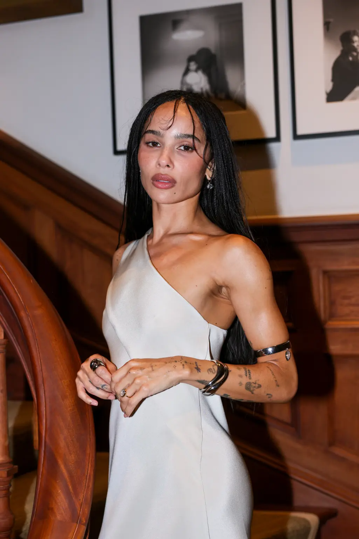 Zoë Kravitz lần đầu khoe rõ nhẫn đính hôn khủng từ Harry Styles Ảnh 1