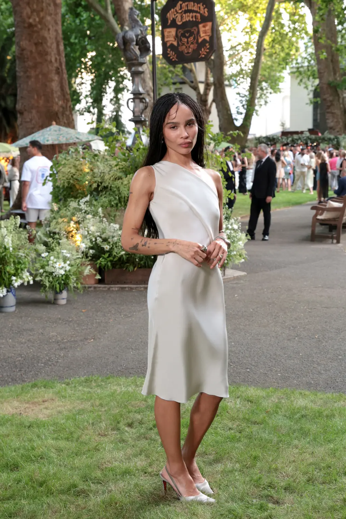Nhẫn đính hôn của Zoë Kravitz.