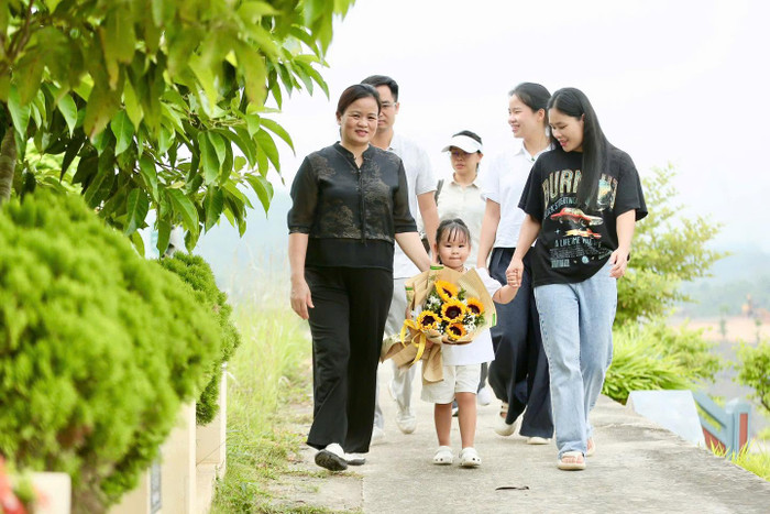 Ngày Gia đình Việt Nam (28/6): Nhiều gia đình dành thời gian trở về cội nguồn, vun đắp đạo hiếu Ảnh 2