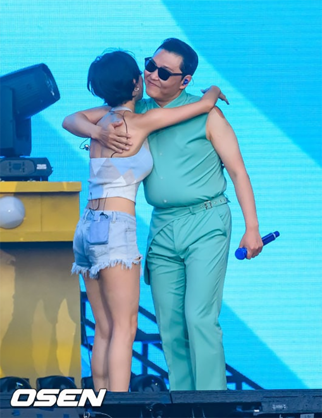 Hwasa và PSY.