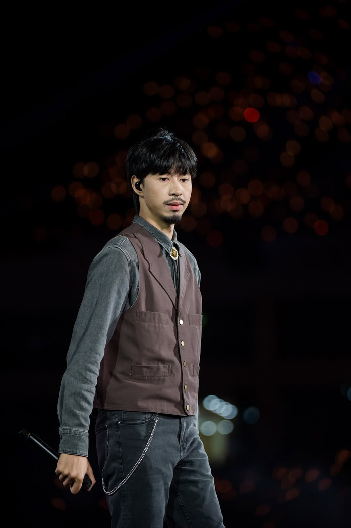 Thấy bố mẹ Sơn Tùng xuất hiện trên sân khấu, rapper Đen có hành động 'gây sốt' Ảnh 3