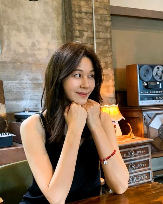 Kim Ha Neul rạng rỡ ở tuổi 48.
