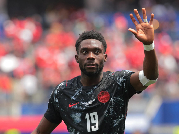 Hậu vệ Alphonso Davies đã chia sẻ với FIFA về chiến thắng lịch sử của tuyển Canada trước Nam Phi, đồng thời bày tỏ cảm xúc khi lần đầu tiên ra sân tại World Cup 2026. Ảnh: FIFA