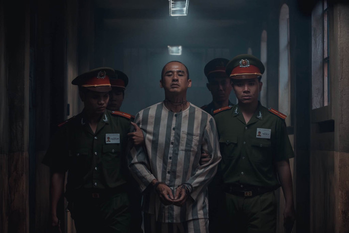 Trong phim, Lương Thế Thành vào vai một phạm nhân nguy hiểm và cũng là nhân vật phản diện trong trại giam (Ảnh: FBNV).
