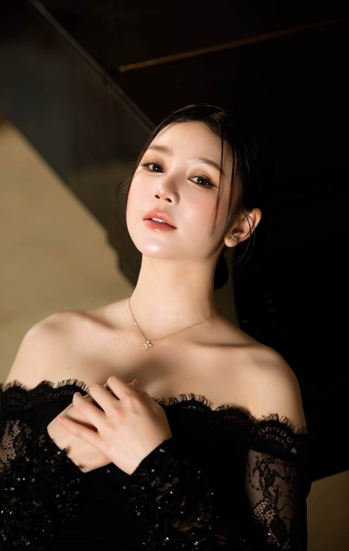 Thần thái kiêu kỳ, sắc lạnh của mỹ nhân VFC Quỳnh Kool. (Nguồn: FBNV)