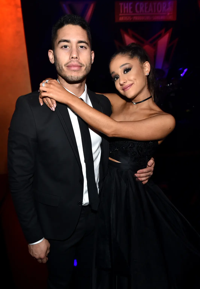 Ricky Alvarez từng là vũ công đồng hành cùng Ariana Grande trong chuyến lưu diễn Honeymoon Tour năm 2015.&nbsp;
