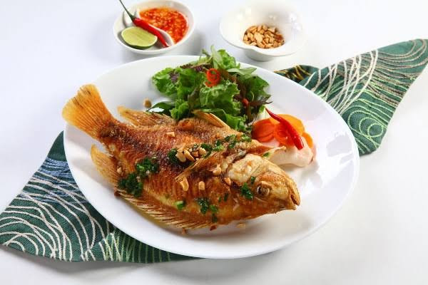 Ăn cá nguyên con hay chỉ ăn phi lê, cách nào giúp hấp thu nhiều dưỡng chất hơn? Ảnh 3