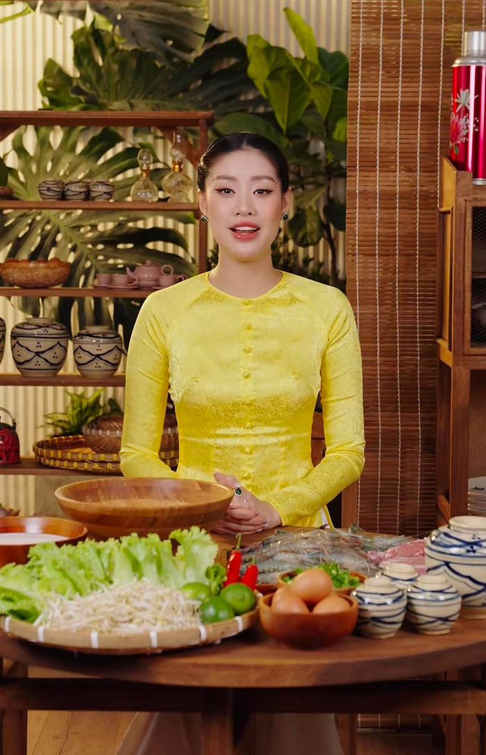 Hoa hậu Khánh Vân vào bếp nấu món bánh xèo nhân dịp sinh nhật chồng.