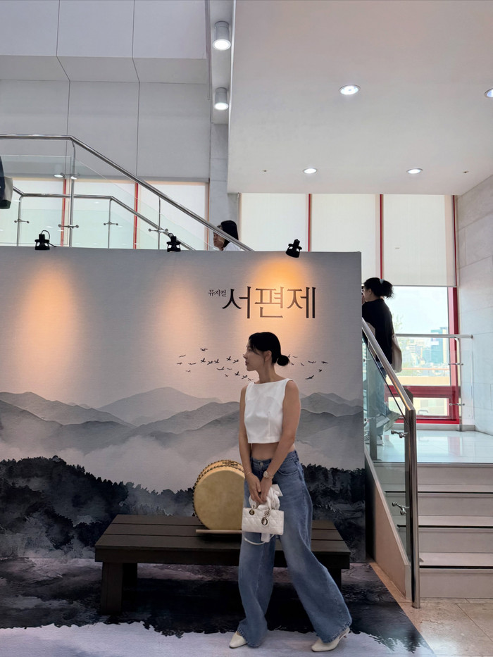Mẹ hai con Lee Ji Hye khoe eo thon, diện đồ cực trẻ trung đi xem nhạc kịch. (Nguồn: Instagram nhân vật)