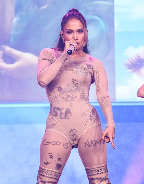 Jennifer Lopez chiếm spotlight với bodysuit graffiti. Ảnh: Getty Images