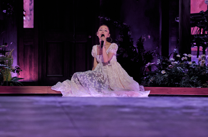 Ariana Grande đổi lời hit 'Thank U, Next' để tri ân bạn trai cũ ngay trên sân khấu Ảnh 1