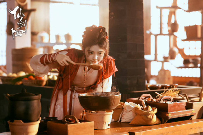 Được chuyển thể từ trò chơi nổi tiếng, Tiên Kiếm Kỳ Hiệp 4 kể về hành trình tìm kiếm thân thế của Vân Thiên Hà cùng những người bạn đồng hành. Trên con đường tu tiên, họ phải đối diện với nhiều thử thách, những lựa chọn khó khăn và sự hy sinh để bảo vệ thiên hạ. Phim cân bằng giữa yếu tố phiêu lưu, tình cảm và triết lý về số mệnh. Sau tất cả biến cố, câu chuyện khép lại theo hướng tích cực, mang đến cảm giác viên mãn cho hành trình của các nhân vật.