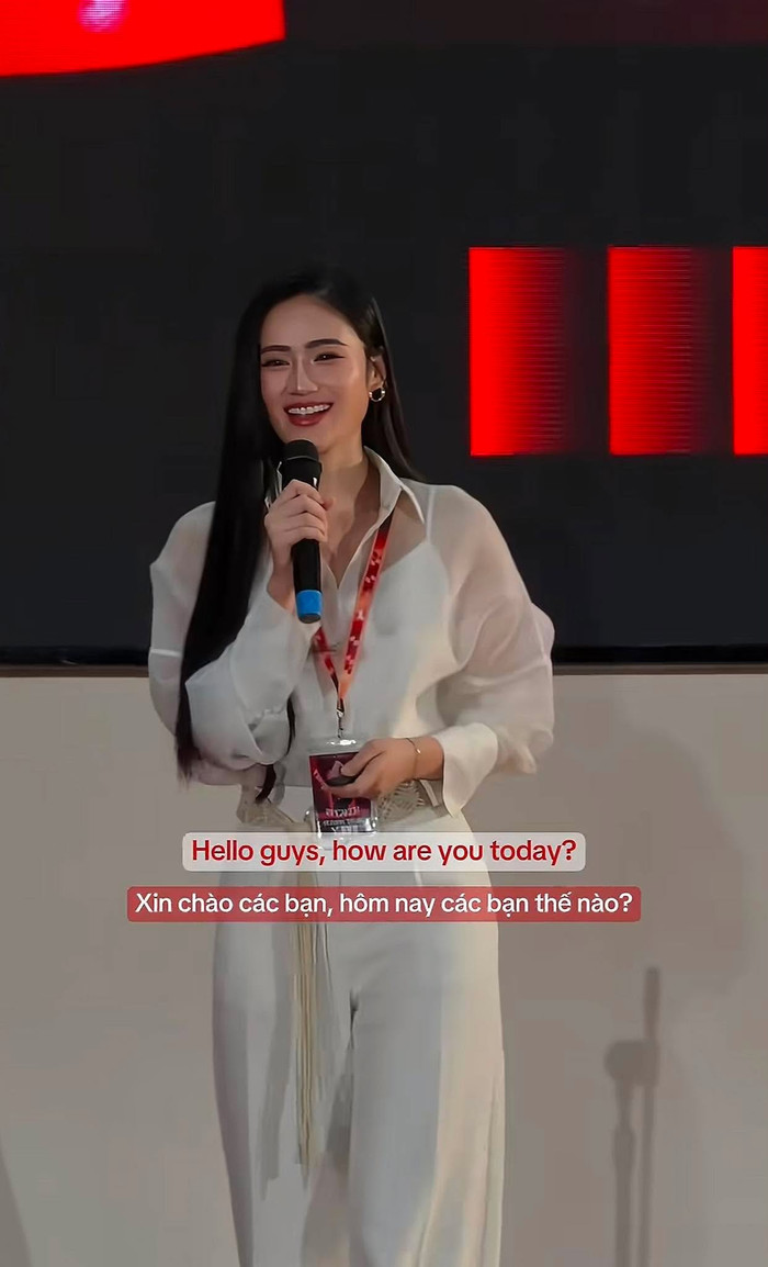 Hoa hậu Ý Nhi tự tin làm diễn giả tiếng Anh khi trở về quê, giao lưu cùng học sinh.